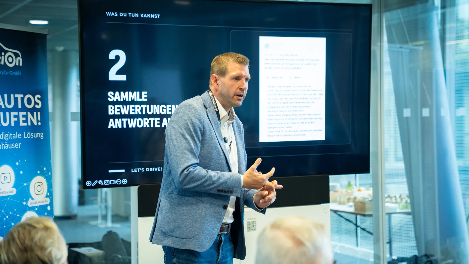 Benjamin Thiel hält einen Vortrag vor Autohaus-Verantwortlichen