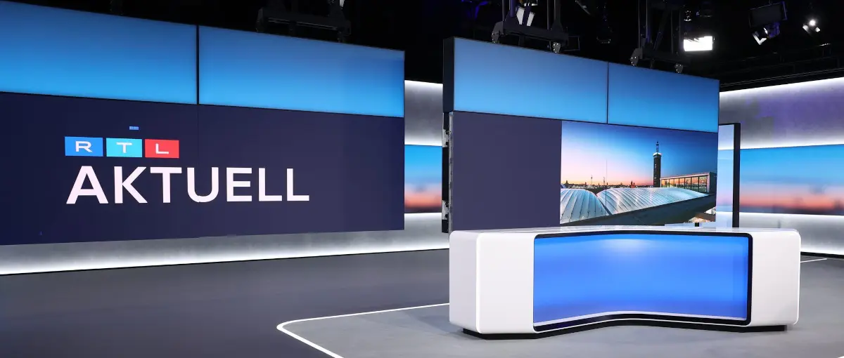 Nachrichtenstudio mit Moderationspult
