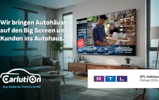 Das Carlution-Logo und RTL AdAlliance Partner Badge vor einem Wohnzimmerhintergrund. Im Fernsehen wird eine Addressable TV Anzeige eines Autohauses gezeigt.