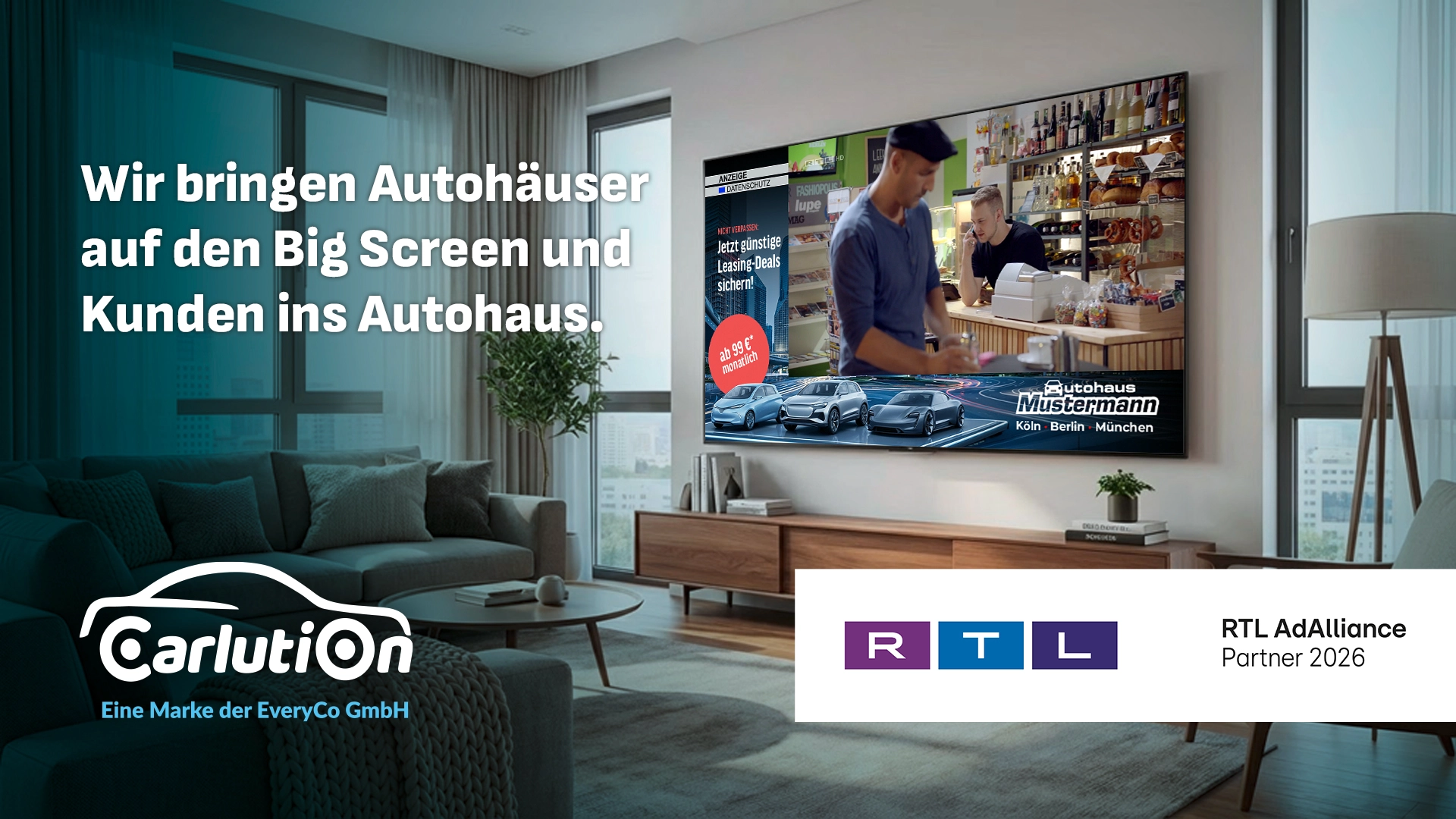 Das Carlution-Logo und RTL AdAlliance Partner Badge vor einem Wohnzimmerhintergrund. Im Fernsehen wird eine Addressable TV Anzeige eines Autohauses gezeigt.